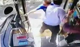 网友爆料2人下车视频,神秘2人神秘下车，真相成谜引热议